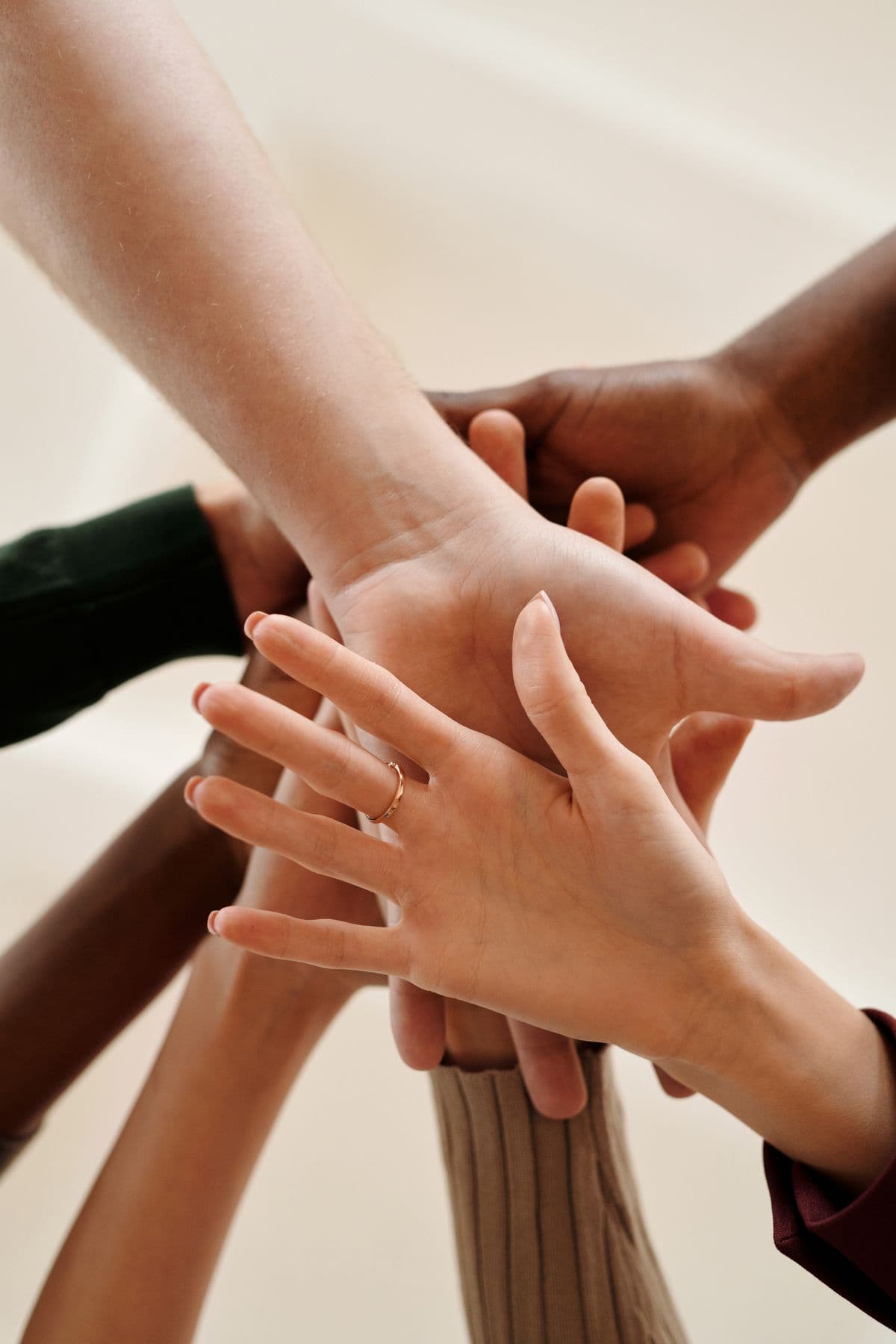 Várias mãos unidas, símbolo de comunidade e solidariedade